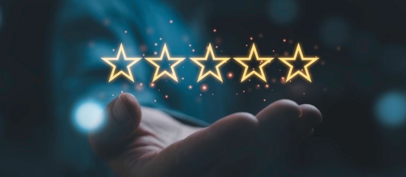 Ausgestreckte Hand mit fünf Sternen als Symbolbild von Auszeichnungen für exzellente Leistung.