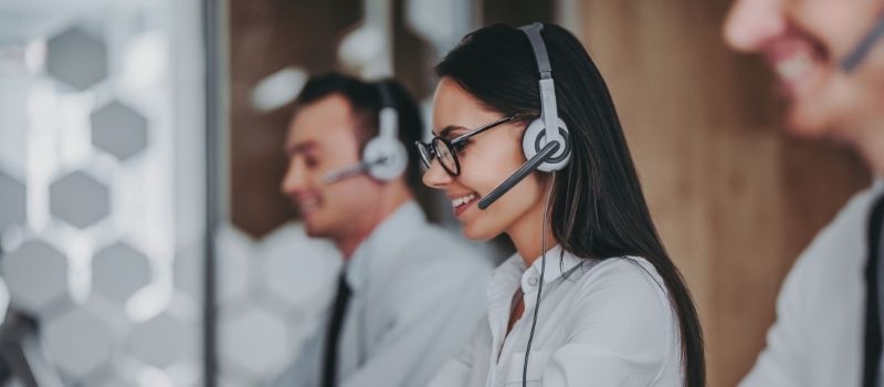 Mitarbeiter im Kundenservice bearbeiten Kundenanfragen und nutzen CRM-Systeme zur Analyse von Kundeninteraktionen und Verbesserung der Customer Experience.