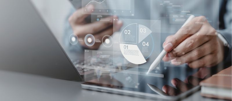 Ein Mitarbeiter interpretiert Datenanalysen am Bildschirm zur Unterstützung von Data-Driven Decisions und AI-gestützten Geschäftsentscheidungen.