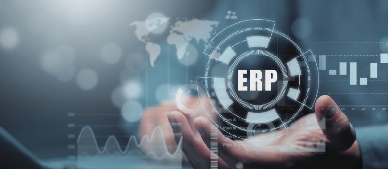 Analyse von Geschäftsprozessen am Computer als symbolische Visualisierung von Enterprise Resource Planning (ERP) zur Steuerung von Unternehmensressourcen.