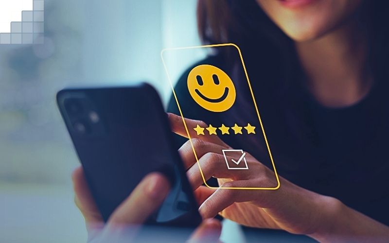 Person bestätigt eine positive Bewertung mit fünf Sternen auf dem Smartphone als Symbol für Kundengewinnung und Kundenbindung.