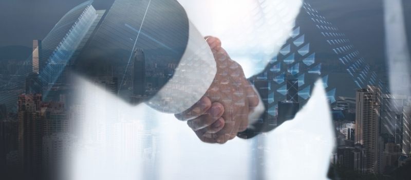 Handschlag zwischen zwei Geschäftspartnern als Symbol für Kundengewinnung und Kundenbindung.