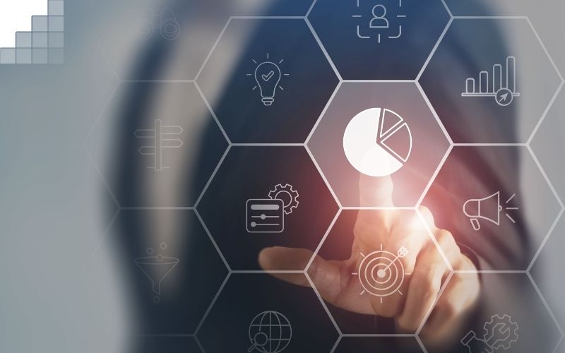 Digitale Analyseoberfläche mit Diagrammen und Zielscheibe als Symbolbild für Marktanteil steigern.