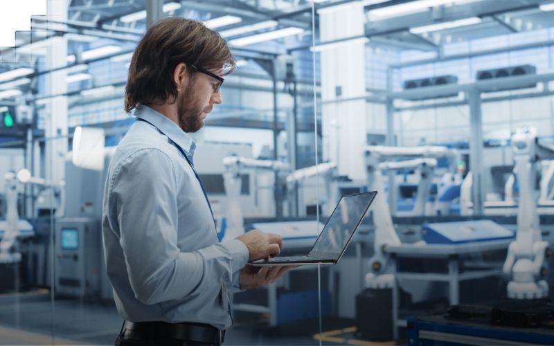 Projektsteuerung in einer automatisierte Fertigungsanlage mit Industrierobotern zur Darstellung von effizienteren Prozessen und optimierten Abläufen in der Produktion.