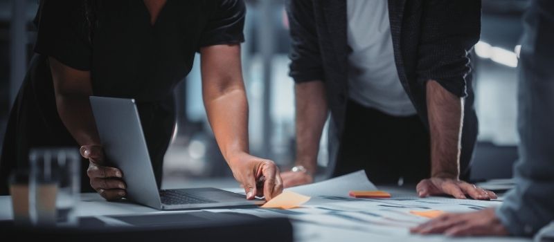 Illustration eines strategischen Entscheidungsprozesses zur Planung und Umsetzung von Unternehmensstrategien.