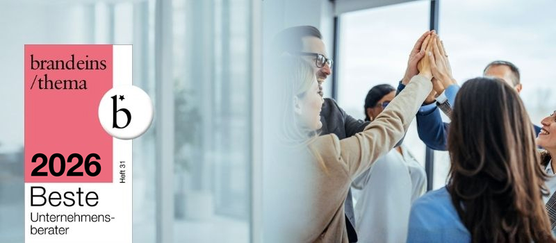 Ein Business-Team feiert gemeinsam einen Erfolg, als Symbolbild für höchste Beratungsqualität in CRM, CX, KI & ERP sowie digitaler Transformation.